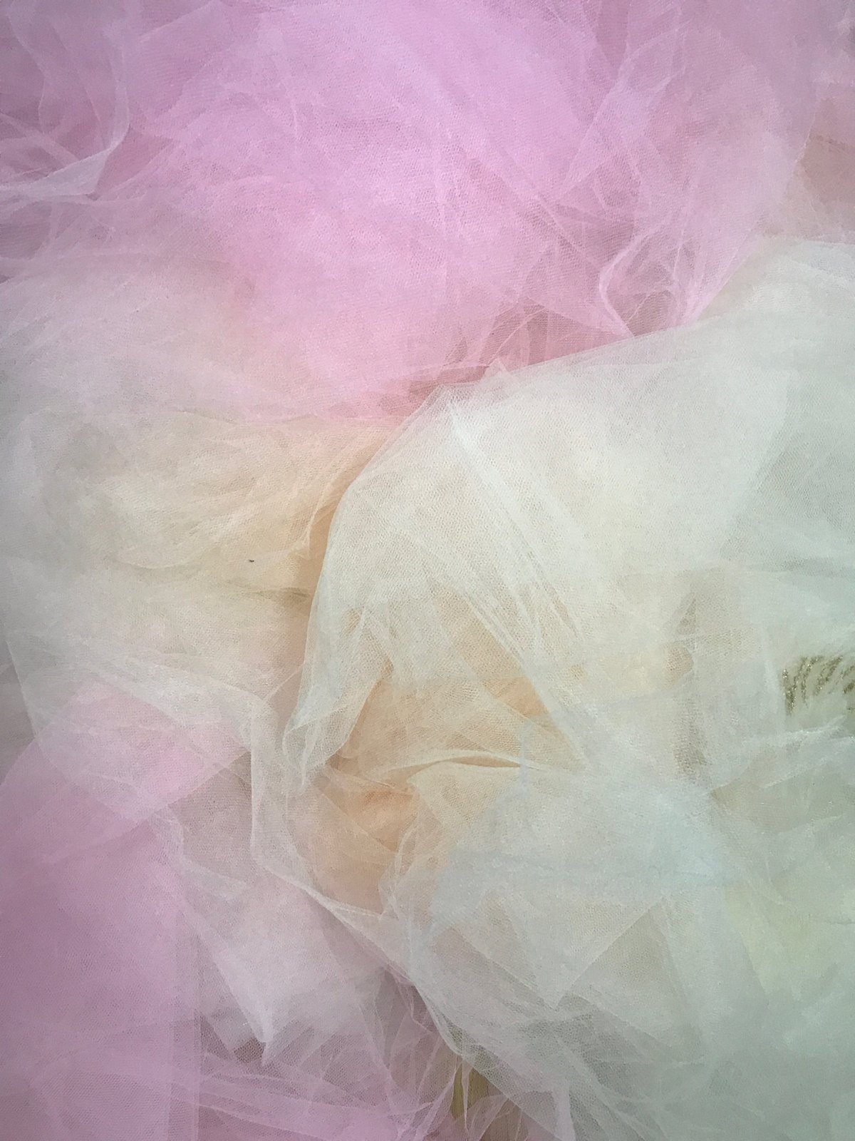 Capas de tul rosa y blanco, performance El Placer de Laura Serradilla