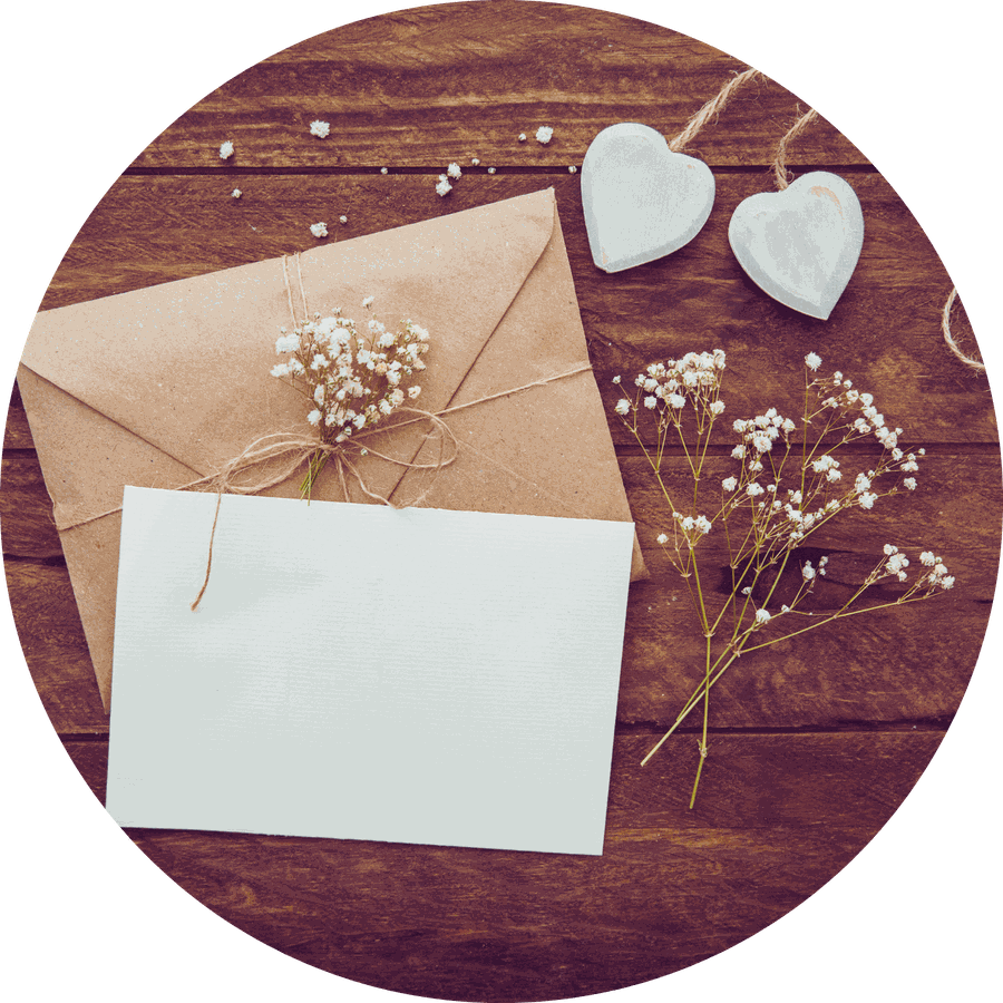 Sobre de papel kraft con flores secas y corazones
