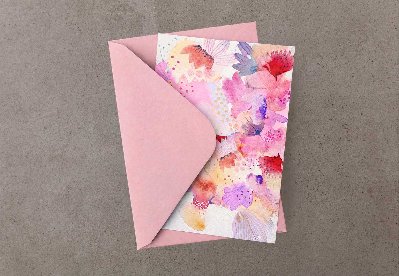 Postal pintada a la acuarela en su sobre rosa